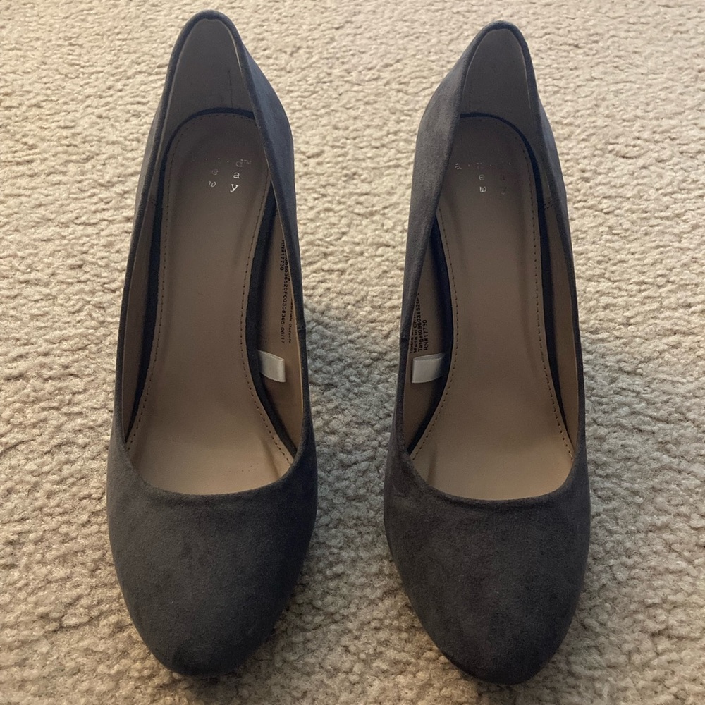 Beautiful Suede Grey Pumps